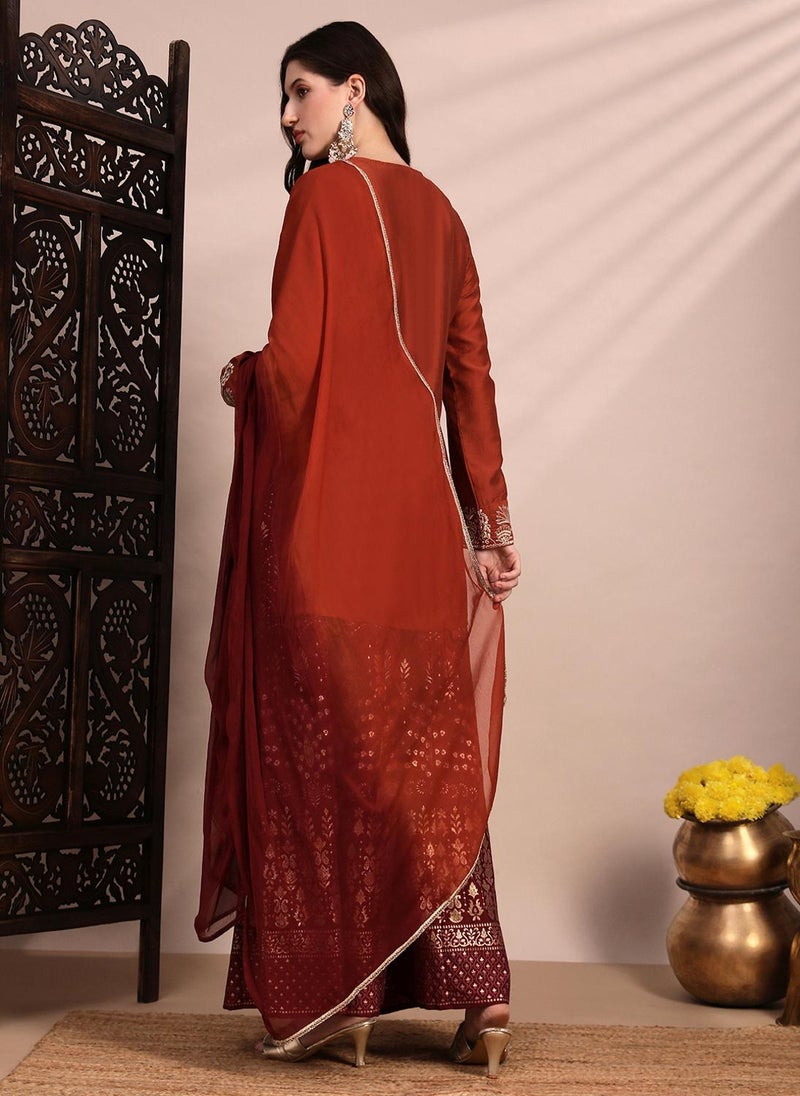 جلو باص طقم نسائي جلابيات مطرزة بالزاري باللون البرتقالي بياقة مستديرة مع بنطلون شارارا بطبعة فويل كاملة ودوباتا متدرجة اللون للمناسبات - Image 4